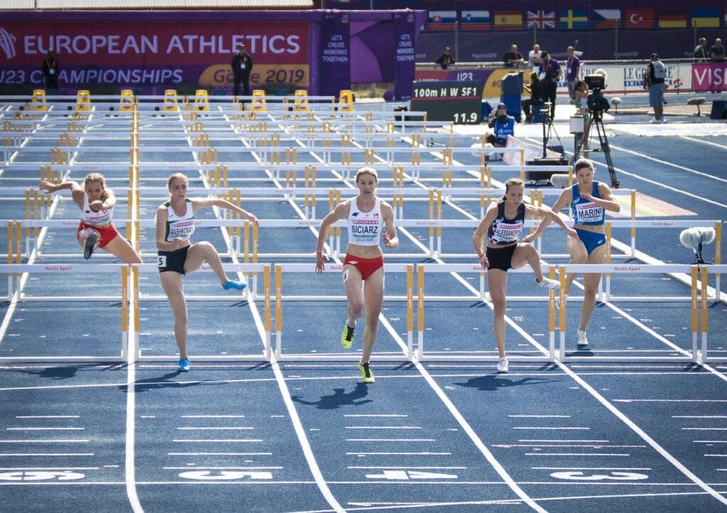 vários atletas na corrida de obstáculo