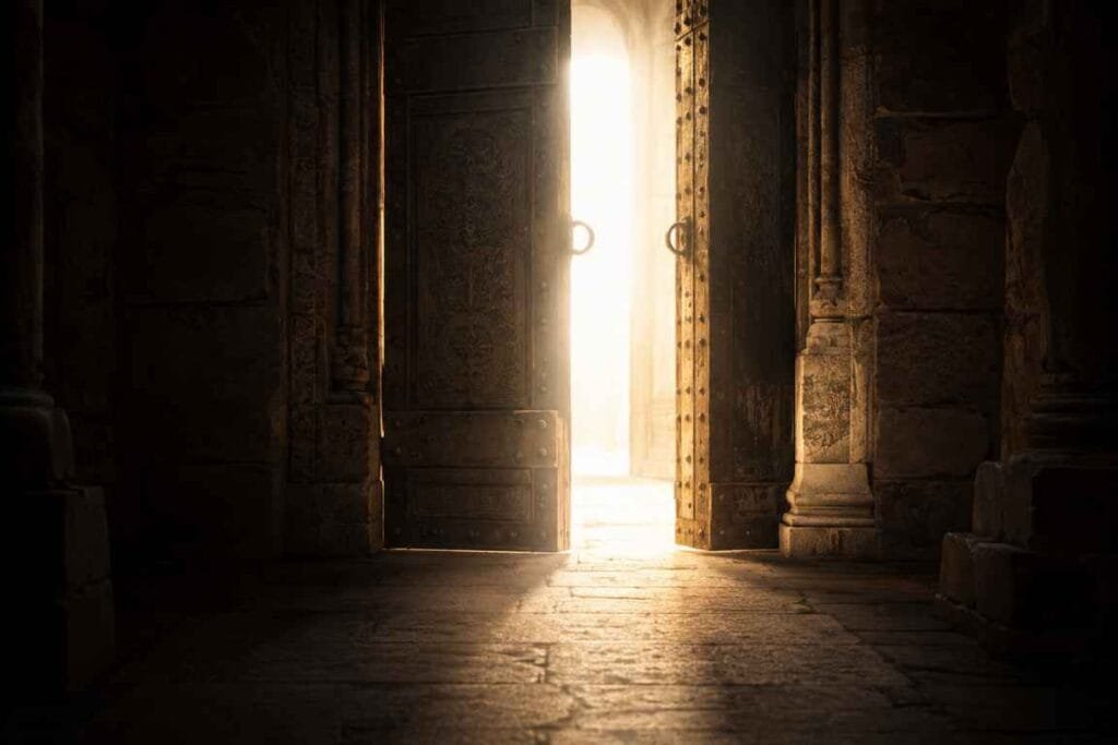 Portas antigas se abrindo deixando a luz entrar - Graça de Deus Significado Bíblico Profundo